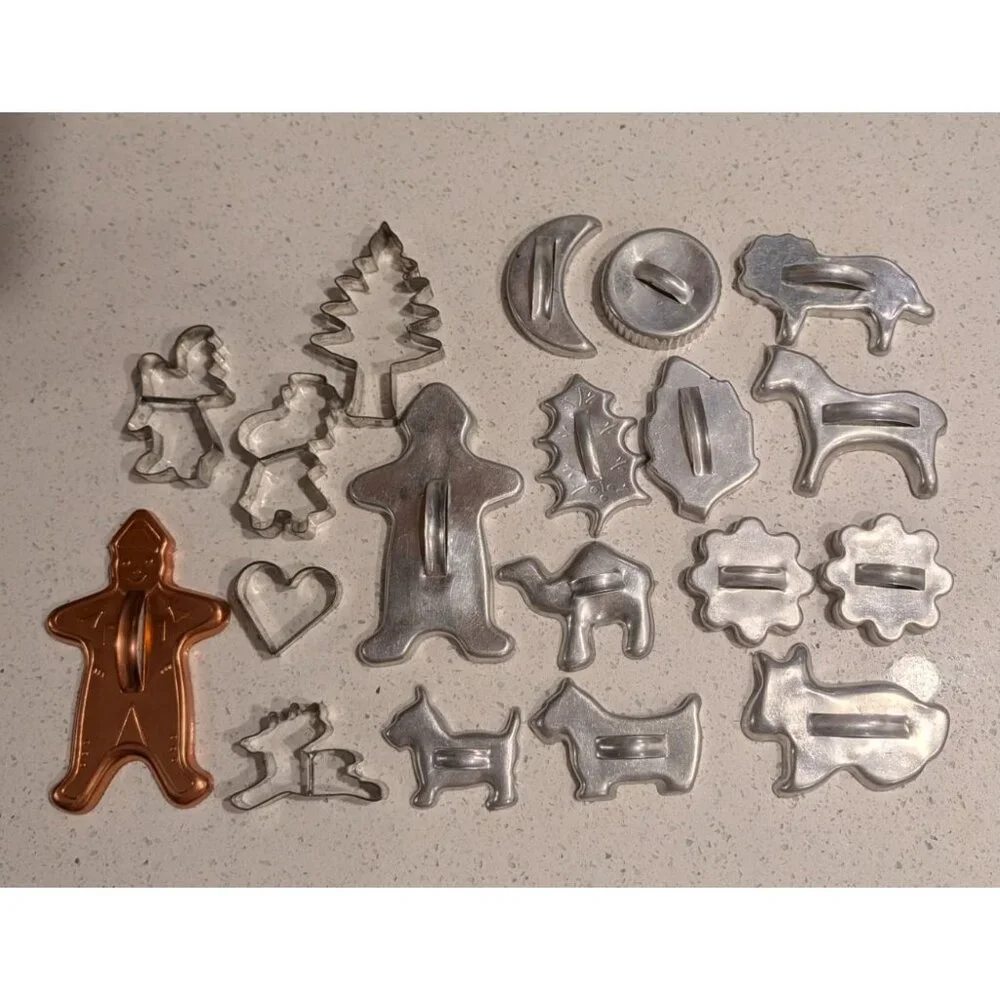 Vintage 1950s Assorted Metal Cookie Cutters Set Of 19 - Picture 15 of 16